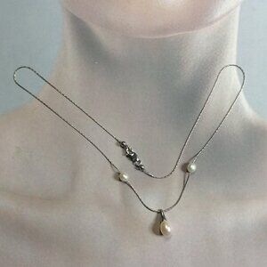 Sterling Silver Chain with Freshwater Pearls Pendant.